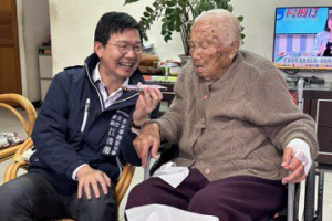 影／好暖！台中東勢107歲邱張桂英高歌拍手 歡慶全國客家日