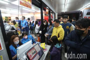 越晚越嗨！台北市跨年人潮漸多 便利商店增10倍貨量備戰