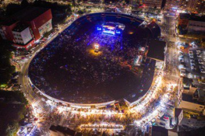 嘉市跨年6萬人擠爆場內外 演唱會嗨翻天 夜市沙丁魚