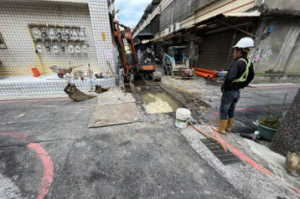 竹北市文化街管路遭挖破 傳出濃濃瓦斯味