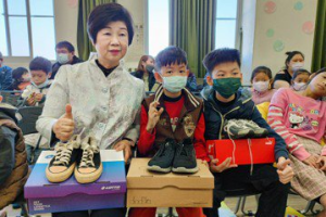 她九年來號召捐鞋近8000雙 家扶兒過年前穿新鞋好開心