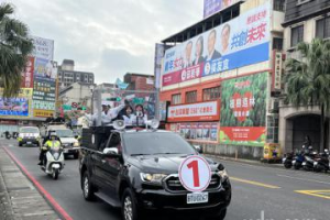 吳欣盈桃園掃街 支持者騎10多輛機車自發性跟車助勢