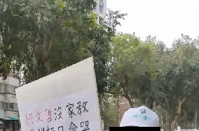 綠粉新竹街頭舉牌批柯文哲「沒家教」 柯粉志工也被嗆