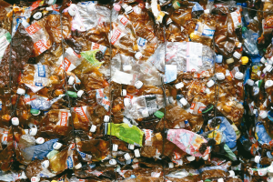 塑膠價殺低 回收廠頭痛