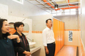 嘉縣9年改善544間國中小舊廁所 這所學校改造後宛如藝廊
