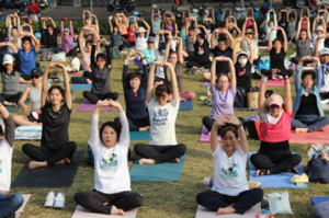 迎接2024全民運動會在屏東 「每月一運動」千人瑜珈打頭陣