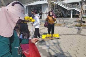 婦人兜售未授權黃色小鴨髮夾 遭場地人員驅離