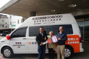 老師月存1萬捐復康巴士 「寶貴號」照顧台東縱谷線長輩