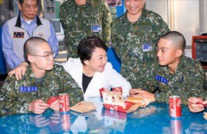 首批一年制新兵受訓 盧秀燕帶漢堡可樂加油打氣