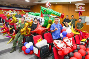 國軍氣球慈善家光光鼠叔 創作飛龍向孩童賀節