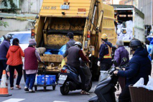 台北市清潔隊提早開工 初四起恢復收運垃圾