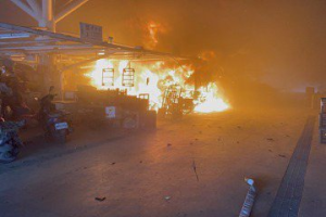 宜蘭果菜市場貨車突起火 波及旁邊停放2輛機車