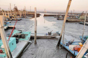 東石牛奶蚵產地漁港淤沙嚴重如沙洲 蚵農嘆產業判死刑
