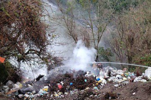 梨山垃圾瀑布春節曾焚燒10天 環保局將設置垃圾子車解決問題