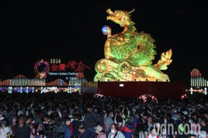 台灣燈會主燈「龍來台灣」啟燈 20萬旅客手機如群星點綴