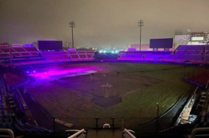 樂天桃園棒球場晚間粉紫燈一片呼應燈會？ 原因曝光