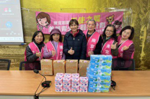基隆市議員陳宜捐10校體育班百位女學生衛生棉 促進月經平權