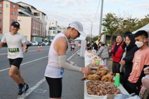 台南古都國際半程馬拉松2.3萬跑者創新高 烤雞、豬腳、蜂蜜滷味喫到飽