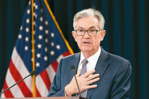 Fed主席赴國會報告 鮑爾：不急著降息