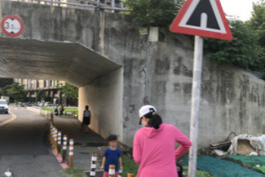 竹北台鐵隧道前2面標誌牌成路障 行人被迫與車爭道