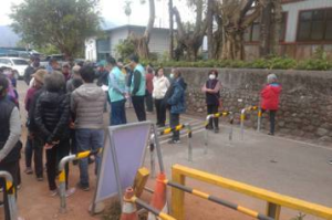 誰有通行權？宜蘭蓬萊國小憂通學安全封路 居民抗議