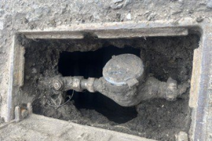 竹北住戶控漏水掏空地基險釀天坑 自來水公司進場搶修