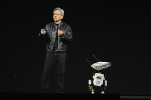 黃仁勳與機器人逗趣互動 小秀Nvidia機器人平台成果