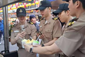 韓國大學生航海訓練來台大啖小喫 穿制服成群逛基隆廟口變焦點