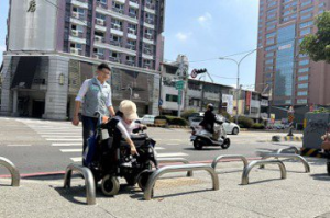茄苳公園車阻密集身障者出入困難 鄰台灣大道潛藏危機