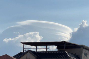 影／台東上空出現「飛碟雲」 居民笑稱：外星人要來了