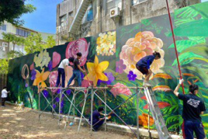 台南市長官邸「享鴨」入駐  莫嘉賓沈浸式彩繪「無境花園」