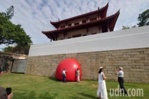 「紅球計畫」吸引十多萬人追球 最後1天現身台南大南門城
