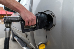 國際局勢動盪…汽油每加侖逼近4美元 今夏出遊恐傷荷包