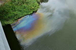竹縣鳳山溪出現油汙 環保局初判是家庭廢水
