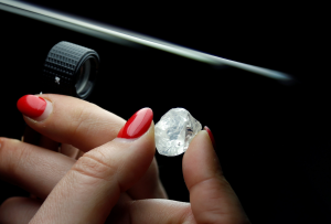 庫存還是太多 De Beers母公司調降今年鑽石產量目標