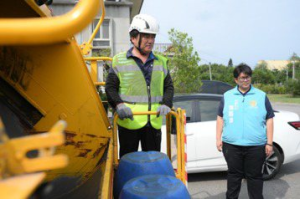 花蓮市垃圾車全面裝設防跌落裝置 提升隊員收運安全
