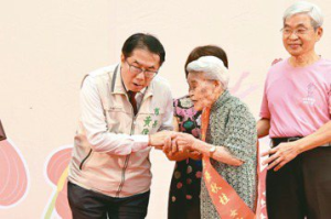 台南市98歲模範母親 獨自走路上松年大學