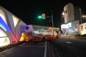 中市遊覽車撞公車專用道站體  交通局將求償
