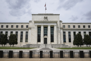 Fed官員表態不急著降息 利率應維持高檔更久…